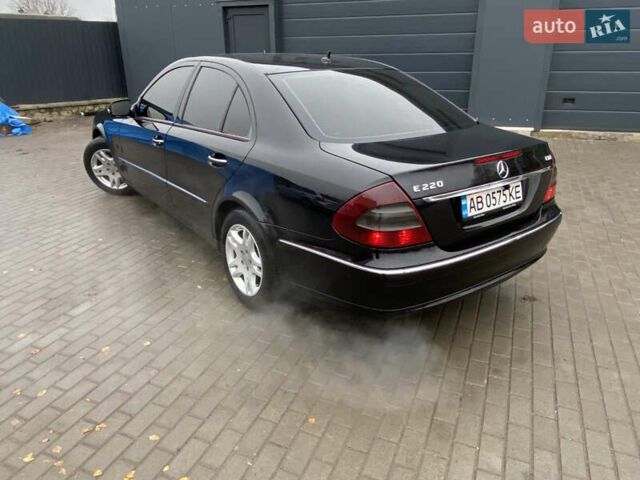 Черный Мерседес Е-Класс, объемом двигателя 2.2 л и пробегом 297 тыс. км за 8900 $, фото 6 на Automoto.ua