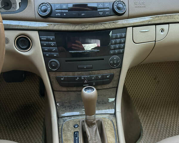 Чорний Мерседес Е-Клас, об'ємом двигуна 3 л та пробігом 196 тис. км за 7200 $, фото 26 на Automoto.ua