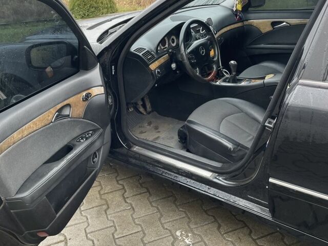 Черный Мерседес Е-Класс, объемом двигателя 2.1 л и пробегом 375 тыс. км за 8200 $, фото 6 на Automoto.ua