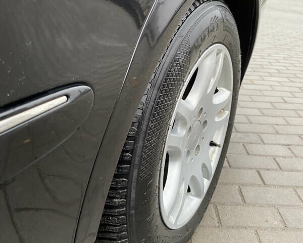 Черный Мерседес Е-Класс, объемом двигателя 2.2 л и пробегом 297 тыс. км за 8900 $, фото 20 на Automoto.ua