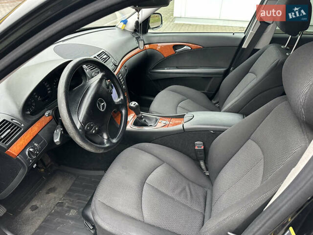 Черный Мерседес Е-Класс, объемом двигателя 1.8 л и пробегом 164 тыс. км за 9100 $, фото 7 на Automoto.ua