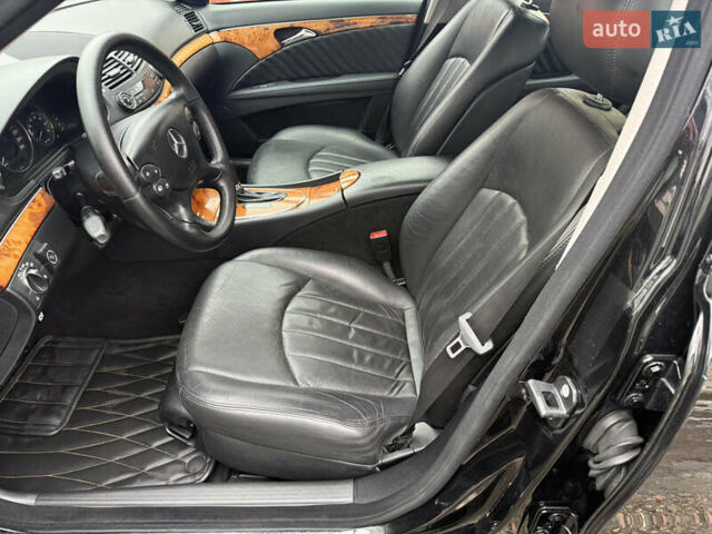 Черный Мерседес Е-Класс, объемом двигателя 1.8 л и пробегом 250 тыс. км за 8777 $, фото 44 на Automoto.ua