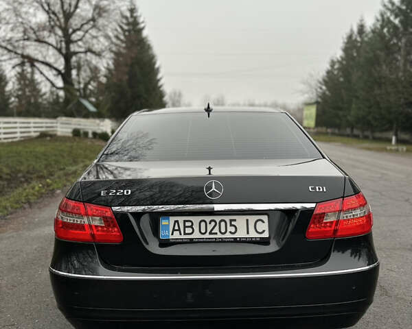 Черный Мерседес Е-Класс, объемом двигателя 2.2 л и пробегом 230 тыс. км за 11400 $, фото 4 на Automoto.ua