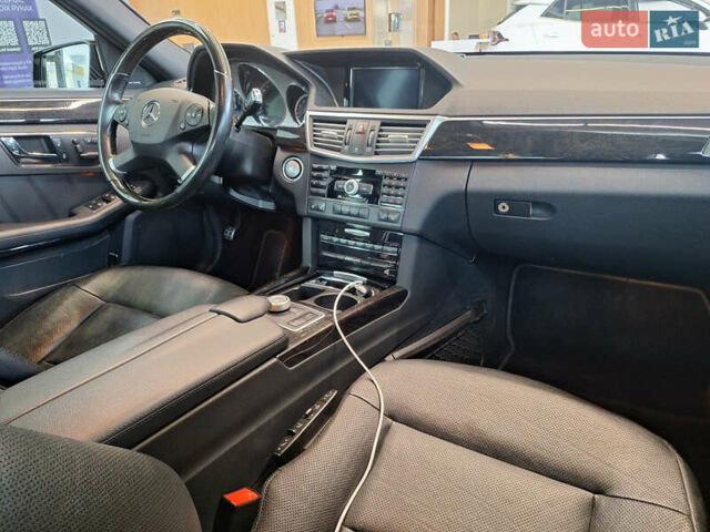 Черный Мерседес Е-Класс, объемом двигателя 5.5 л и пробегом 201 тыс. км за 16300 $, фото 11 на Automoto.ua