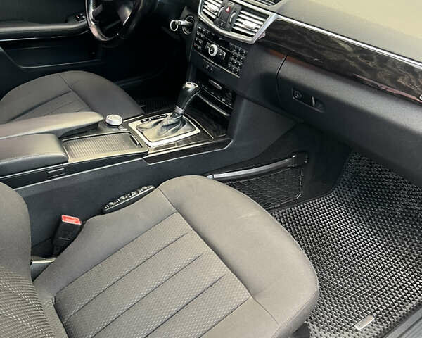 Черный Мерседес Е-Класс, объемом двигателя 2.2 л и пробегом 320 тыс. км за 12500 $, фото 28 на Automoto.ua