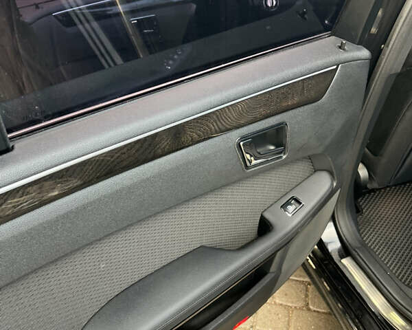 Черный Мерседес Е-Класс, объемом двигателя 2.2 л и пробегом 320 тыс. км за 12300 $, фото 22 на Automoto.ua