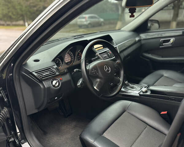 Черный Мерседес Е-Класс, объемом двигателя 2.2 л и пробегом 230 тыс. км за 11400 $, фото 7 на Automoto.ua