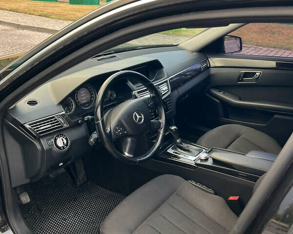 Черный Мерседес Е-Класс, объемом двигателя 2.2 л и пробегом 320 тыс. км за 12500 $, фото 14 на Automoto.ua