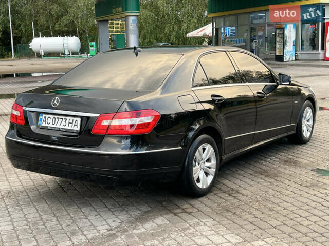 Черный Мерседес Е-Класс, объемом двигателя 2.2 л и пробегом 320 тыс. км за 12500 $, фото 4 на Automoto.ua