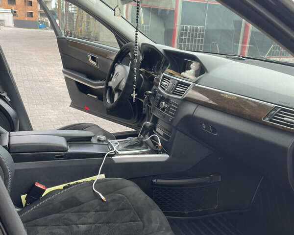 Черный Мерседес Е-Класс, объемом двигателя 2.2 л и пробегом 330 тыс. км за 10500 $, фото 13 на Automoto.ua