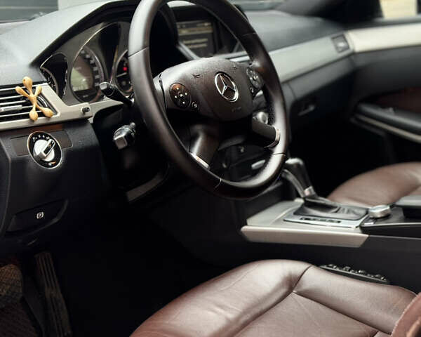 Черный Мерседес Е-Класс, объемом двигателя 2.2 л и пробегом 330 тыс. км за 13500 $, фото 13 на Automoto.ua