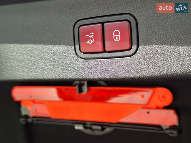 Черный Мерседес Е-Класс, объемом двигателя 5.5 л и пробегом 201 тыс. км за 16300 $, фото 35 на Automoto.ua