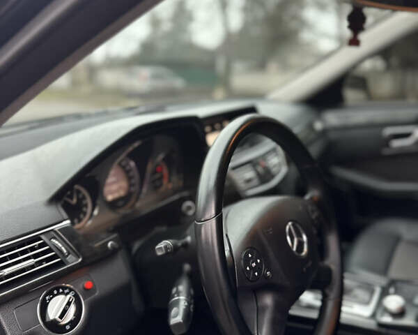 Черный Мерседес Е-Класс, объемом двигателя 2.2 л и пробегом 230 тыс. км за 11400 $, фото 9 на Automoto.ua