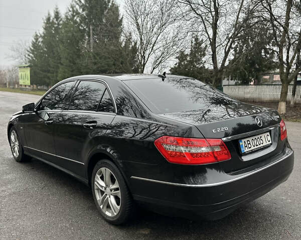 Черный Мерседес Е-Класс, объемом двигателя 2.2 л и пробегом 230 тыс. км за 11400 $, фото 3 на Automoto.ua