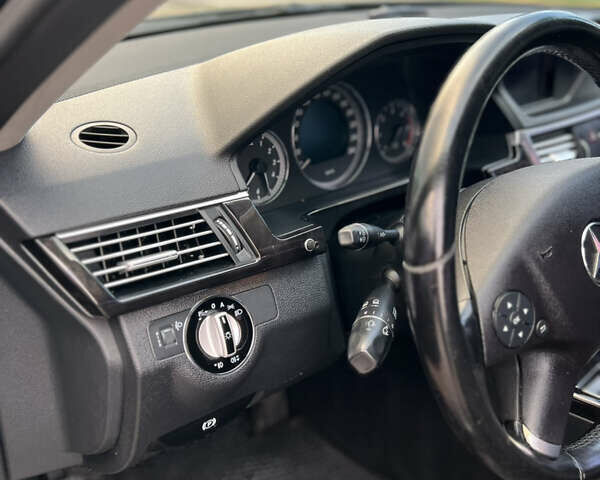 Черный Мерседес Е-Класс, объемом двигателя 2.2 л и пробегом 320 тыс. км за 12500 $, фото 19 на Automoto.ua