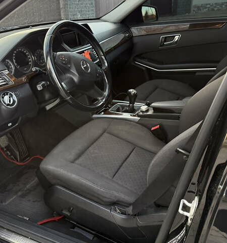 Черный Мерседес Е-Класс, объемом двигателя 2.2 л и пробегом 305 тыс. км за 10000 $, фото 12 на Automoto.ua