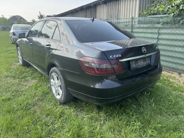 Черный Мерседес Е-Класс, объемом двигателя 2 л и пробегом 140 тыс. км за 581 $, фото 1 на Automoto.ua