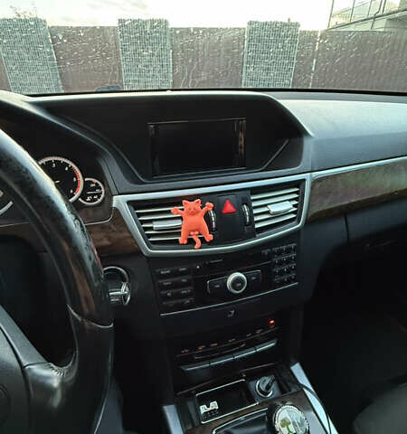 Черный Мерседес Е-Класс, объемом двигателя 2.2 л и пробегом 305 тыс. км за 10000 $, фото 21 на Automoto.ua