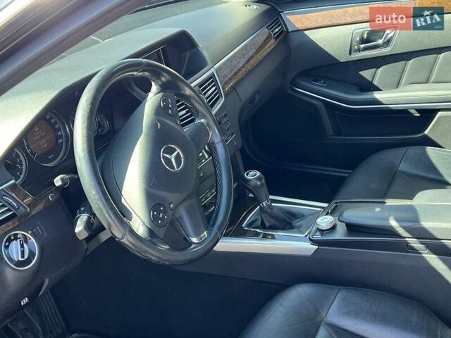 Черный Мерседес Е-Класс, объемом двигателя 2.2 л и пробегом 357 тыс. км за 10500 $, фото 10 на Automoto.ua