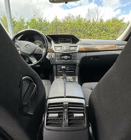 Черный Мерседес Е-Класс, объемом двигателя 2.2 л и пробегом 327 тыс. км за 10999 $, фото 12 на Automoto.ua