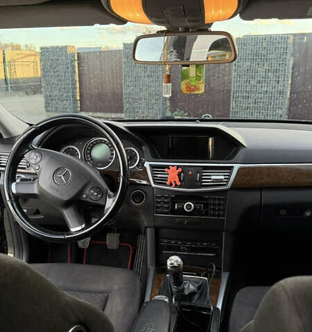 Черный Мерседес Е-Класс, объемом двигателя 2.2 л и пробегом 305 тыс. км за 10000 $, фото 10 на Automoto.ua