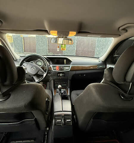 Черный Мерседес Е-Класс, объемом двигателя 2.2 л и пробегом 305 тыс. км за 10000 $, фото 11 на Automoto.ua