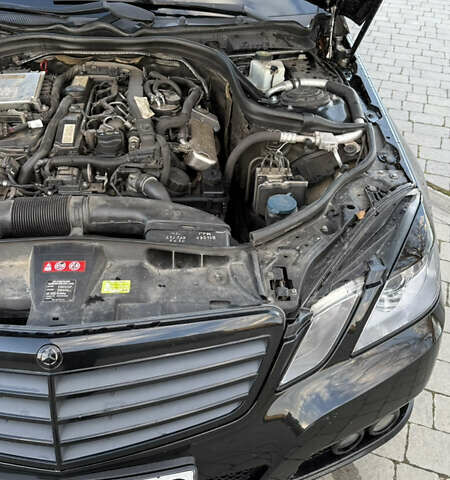 Черный Мерседес Е-Класс, объемом двигателя 2.2 л и пробегом 305 тыс. км за 10000 $, фото 19 на Automoto.ua