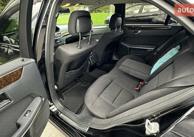 Черный Мерседес Е-Класс, объемом двигателя 2.2 л и пробегом 327 тыс. км за 10999 $, фото 18 на Automoto.ua