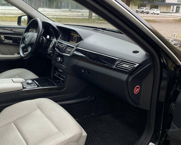 Мерседес Е-Клас 2010 у Луцьку на Automoto.ua Чорний Мерседес Е-Клас, об'ємом двигуна 2.99 л та пробігом 233 тис. км за 16500 $, фото 16 на Automoto.ua