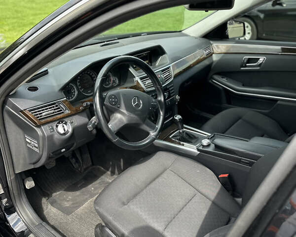 Черный Мерседес Е-Класс, объемом двигателя 2.2 л и пробегом 327 тыс. км за 10999 $, фото 14 на Automoto.ua