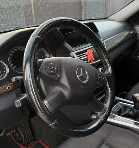 Черный Мерседес Е-Класс, объемом двигателя 2.2 л и пробегом 305 тыс. км за 10000 $, фото 7 на Automoto.ua