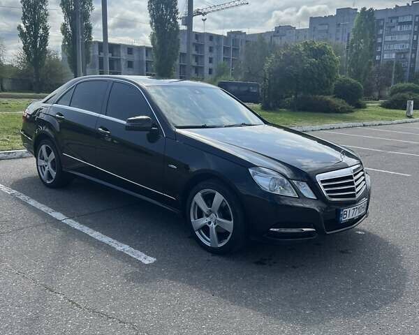 Черный Мерседес Е-Класс, объемом двигателя 1.8 л и пробегом 300 тыс. км за 10500 $, фото 3 на Automoto.ua