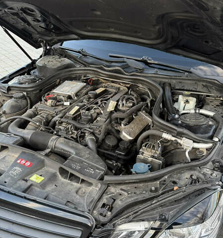 Черный Мерседес Е-Класс, объемом двигателя 2.2 л и пробегом 305 тыс. км за 10000 $, фото 18 на Automoto.ua