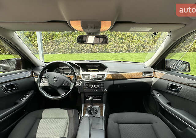 Черный Мерседес Е-Класс, объемом двигателя 2.2 л и пробегом 327 тыс. км за 10999 $, фото 11 на Automoto.ua