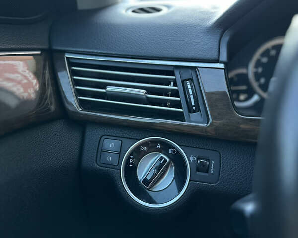 Черный Мерседес Е-Класс, объемом двигателя 2.2 л и пробегом 360 тыс. км за 12700 $, фото 22 на Automoto.ua