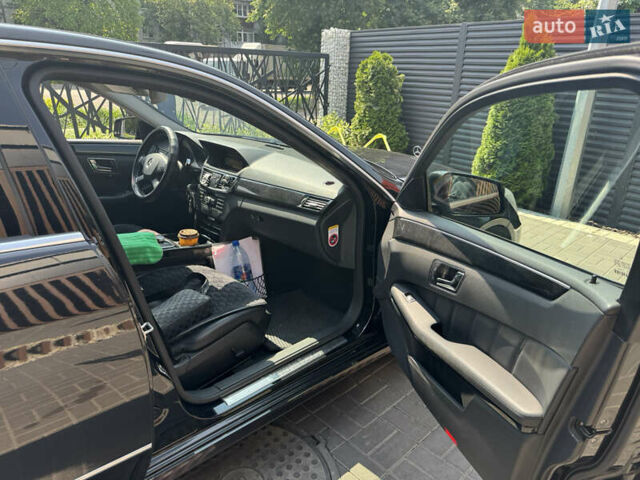 Черный Мерседес Е-Класс, объемом двигателя 2.1 л и пробегом 310 тыс. км за 15500 $, фото 2 на Automoto.ua