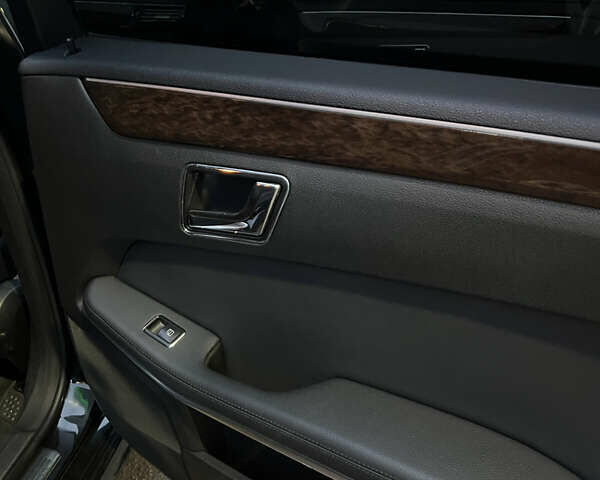 Черный Мерседес Е-Класс, объемом двигателя 2.2 л и пробегом 268 тыс. км за 10800 $, фото 7 на Automoto.ua