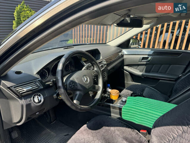 Черный Мерседес Е-Класс, объемом двигателя 2.1 л и пробегом 310 тыс. км за 15500 $, фото 3 на Automoto.ua