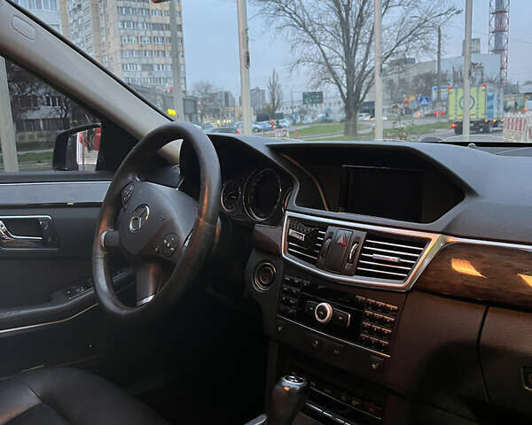 Черный Мерседес Е-Класс, объемом двигателя 2.2 л и пробегом 268 тыс. км за 10800 $, фото 5 на Automoto.ua