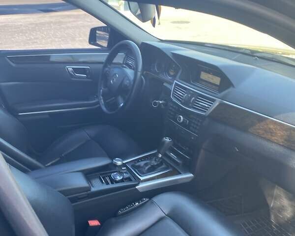 Черный Мерседес Е-Класс, объемом двигателя 2.1 л и пробегом 315 тыс. км за 11500 $, фото 1 на Automoto.ua