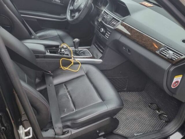 Черный Мерседес Е-Класс, объемом двигателя 2.1 л и пробегом 269 тыс. км за 11000 $, фото 6 на Automoto.ua