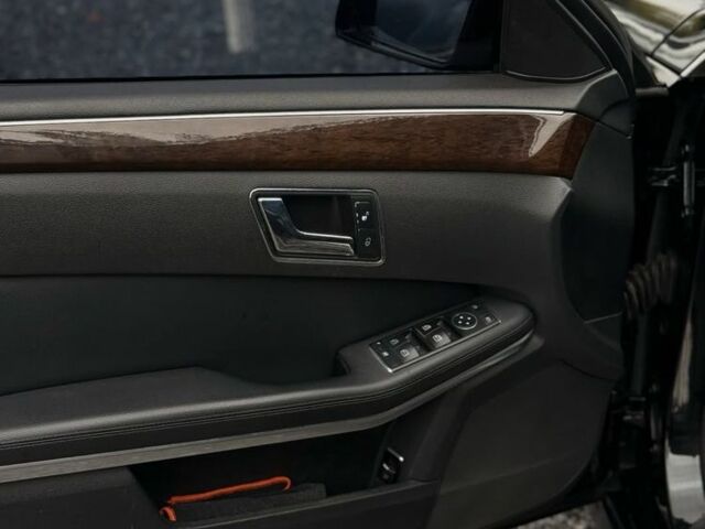 Черный Мерседес Е-Класс, объемом двигателя 2 л и пробегом 203 тыс. км за 12000 $, фото 6 на Automoto.ua