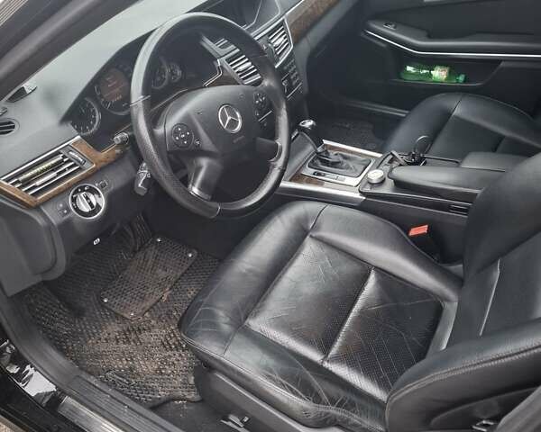 Черный Мерседес Е-Класс, объемом двигателя 2.14 л и пробегом 467 тыс. км за 11200 $, фото 7 на Automoto.ua