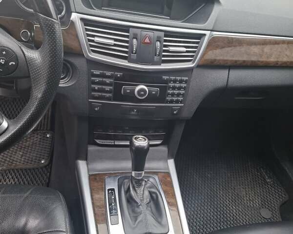 Черный Мерседес Е-Класс, объемом двигателя 2.14 л и пробегом 467 тыс. км за 11200 $, фото 9 на Automoto.ua