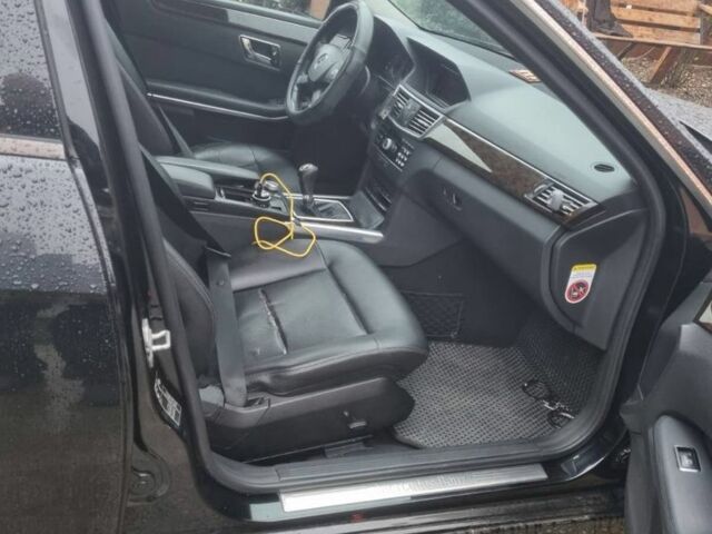 Черный Мерседес Е-Класс, объемом двигателя 2.1 л и пробегом 269 тыс. км за 11000 $, фото 3 на Automoto.ua