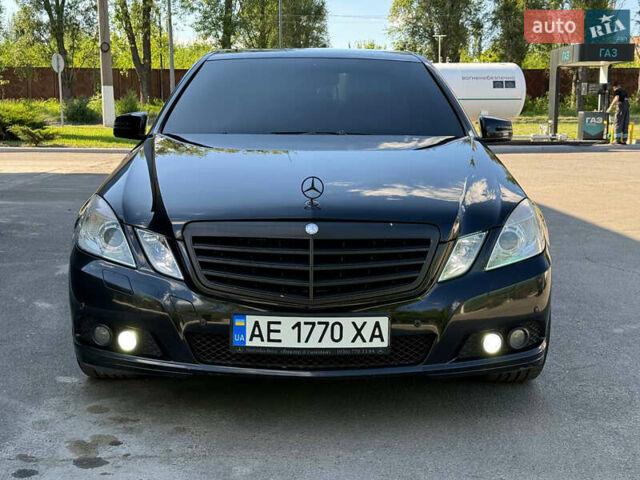 Черный Мерседес Е-Класс, объемом двигателя 1.8 л и пробегом 235 тыс. км за 9999 $, фото 1 на Automoto.ua
