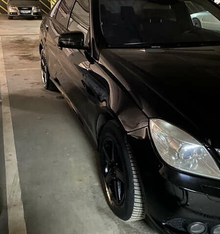 Черный Мерседес Е-Класс, объемом двигателя 1.8 л и пробегом 270 тыс. км за 11000 $, фото 1 на Automoto.ua