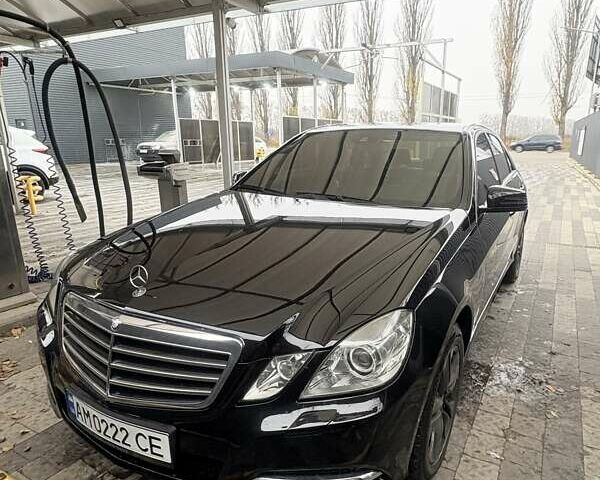 Черный Мерседес Е-Класс, объемом двигателя 2.14 л и пробегом 309 тыс. км за 15000 $, фото 1 на Automoto.ua