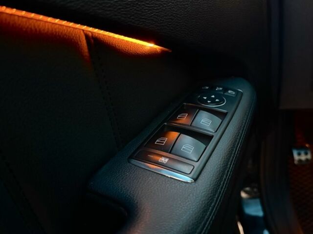 Черный Мерседес Е-Класс, объемом двигателя 2.1 л и пробегом 400 тыс. км за 301 $, фото 7 на Automoto.ua