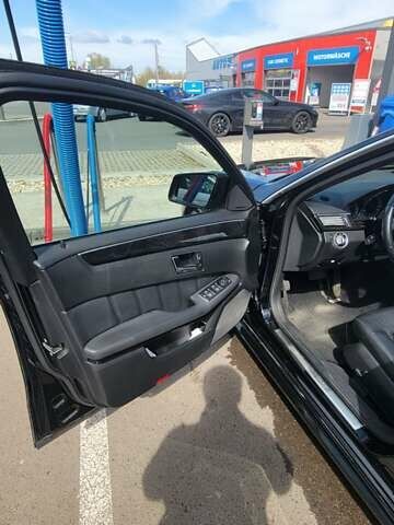 Черный Мерседес Е-Класс, объемом двигателя 2.1 л и пробегом 165 тыс. км за 17688 $, фото 9 на Automoto.ua